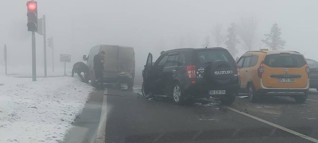 Burası Sibirya değil Erzurum! Eksi 25’i gördü, şadırvanlar buzdan şelaleye döndü - Resim: 11